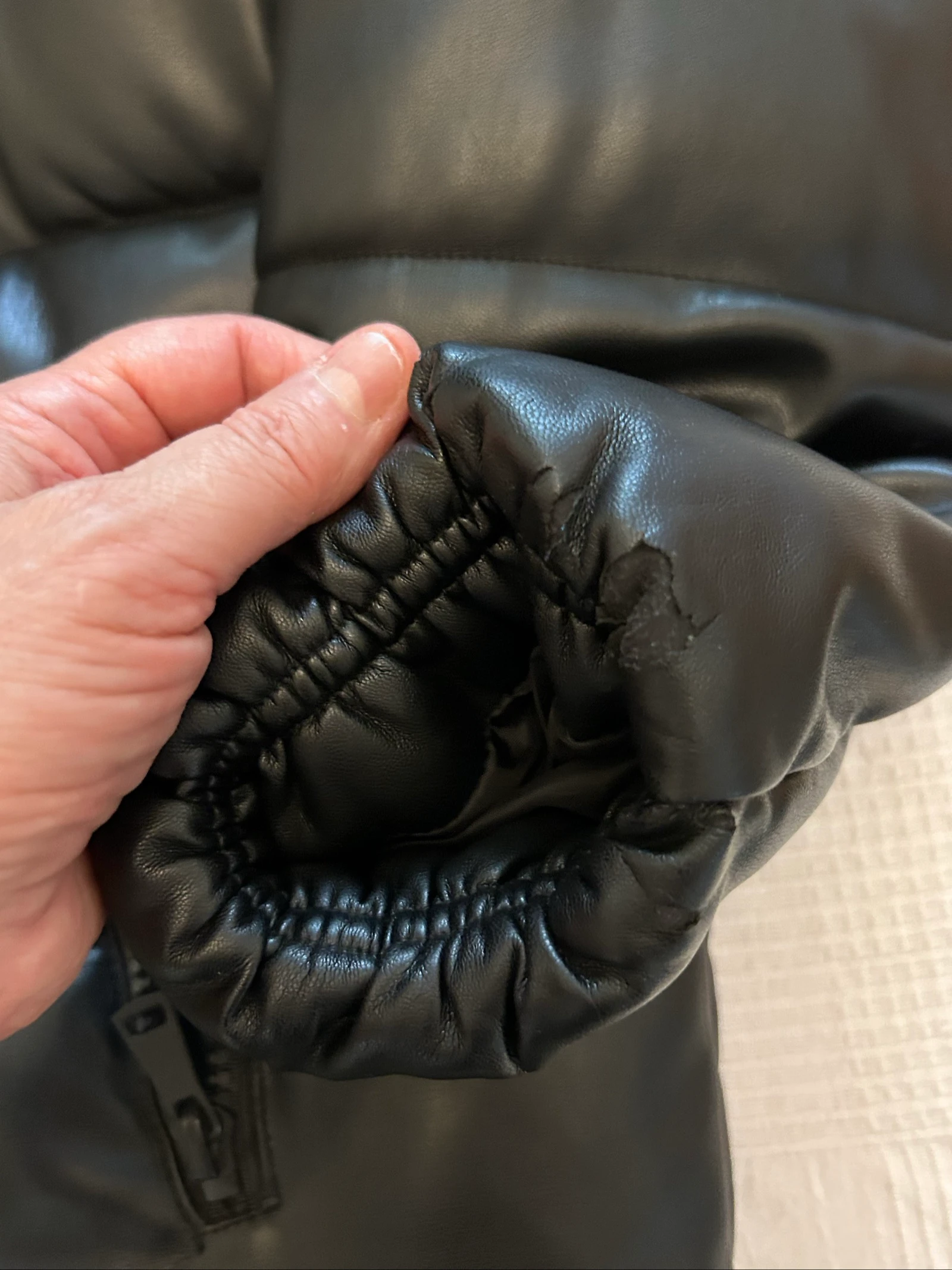Veste matelassée noire effet cuir avec capuche taille 46/48 – photo 9